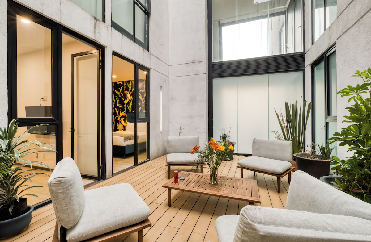 Terraza interior con plantas tropicales — MEDELLIN by Mr W