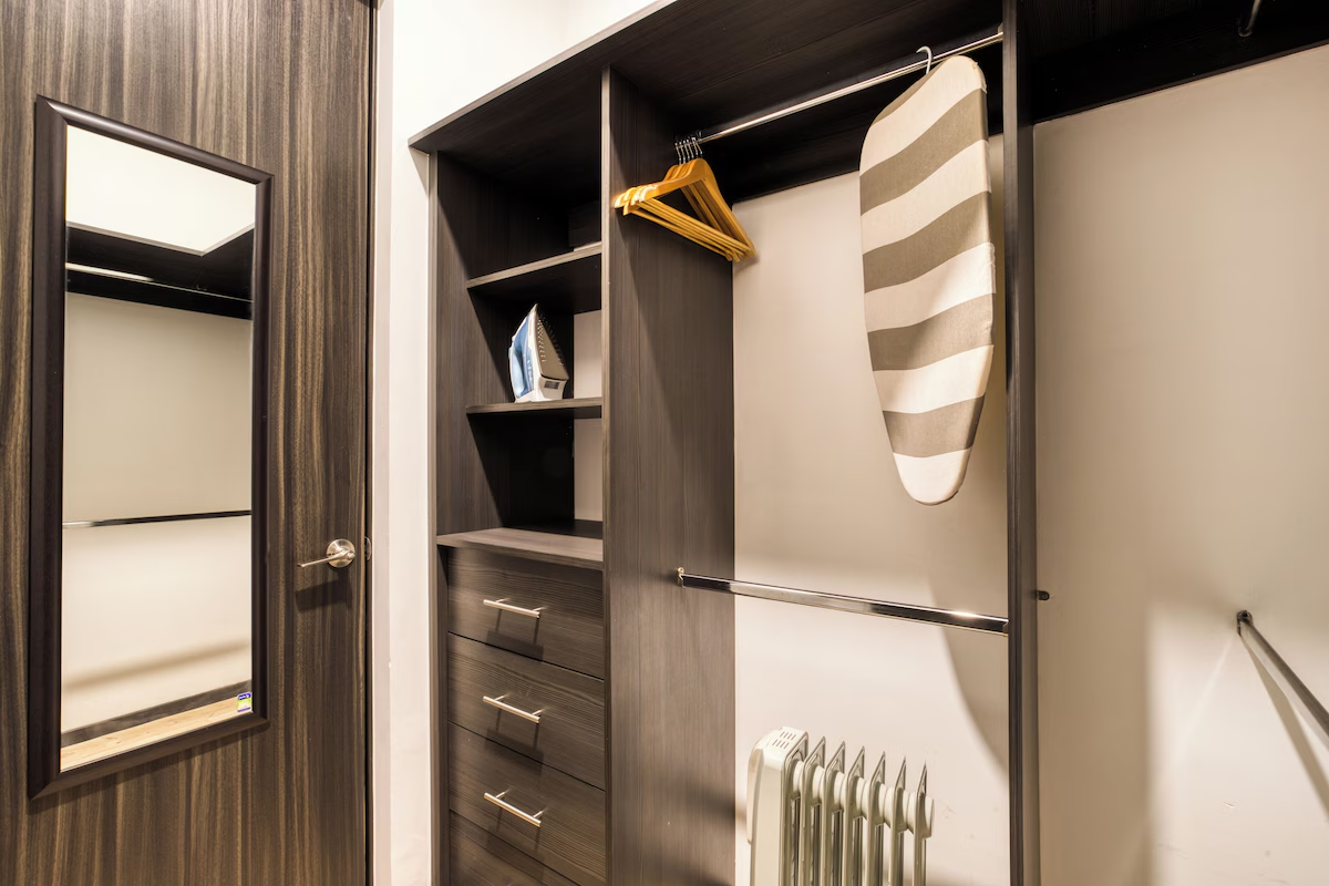 Segundo vestidor del departamento — detalles de madera y acabados