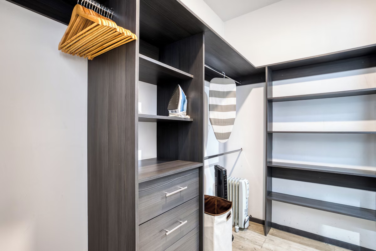 Vestidor con clóset del departamento